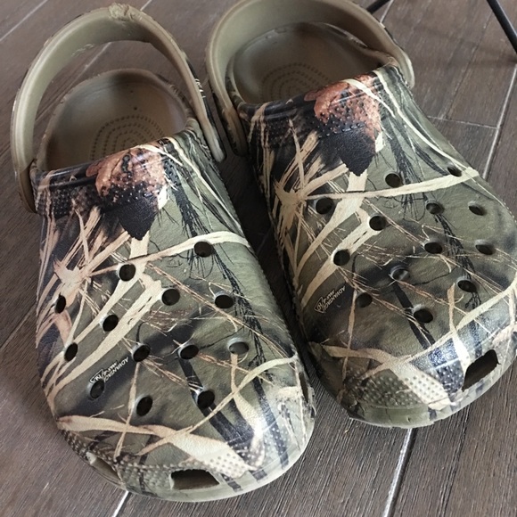 mens camo crocs size 13